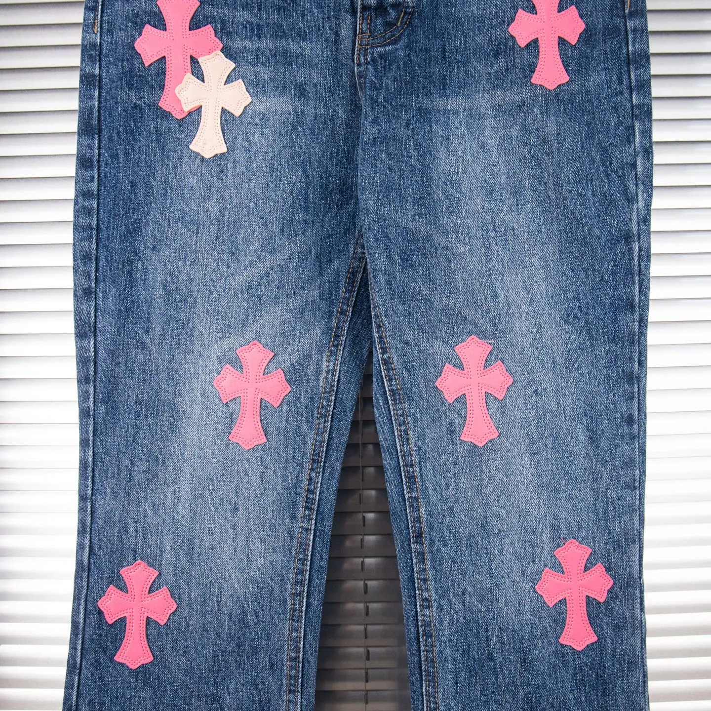 P240 Chrome Hearts 2025 New Bamboo Pink Cross Patch Leather Couple Washed Jeans This season’s hot item is sought after by countless celebrities and fashionistas. The neat details of the cutting process add color to the playful fashion! The neat and meticulous design, and the well-fitting structure is unique. The upper body not only has outstanding recognition, but also looks younger and younger. A style with the ultimate wearing meaning and performance, gorgeous color matching, and the craftsmanship of this style is also extremely extraordinary. After the finished product is washed, it is disassembled and hand-made with sheepskin cross leather and then spliced ​​together to complete. The whole piece has too many craftsmanship to describe. It is decorated with patchwork cross flowers and high-waisted washed jeans! ! Absolutely high-end luxury product, a god-level single product, a super popular product, made by top heavy industry, a magic weapon that cannot be missed. Style number: 1869# Size: 28 30 32 34 36 Color: blue